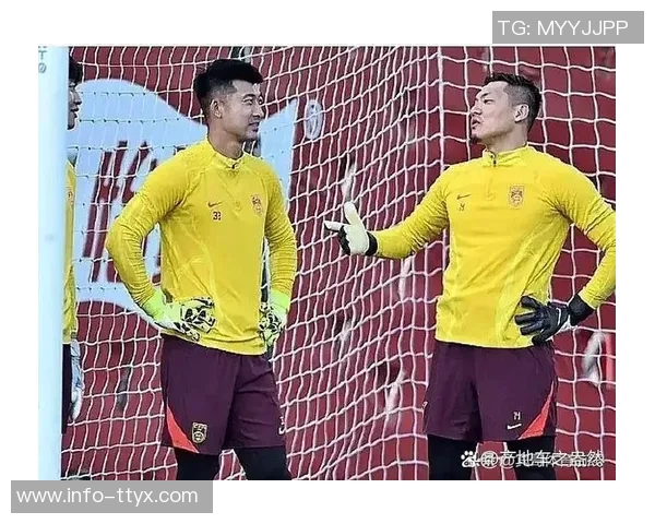 刘殿座与王大雷亲密见面，两位球员的孩子们一起享受网球乐趣